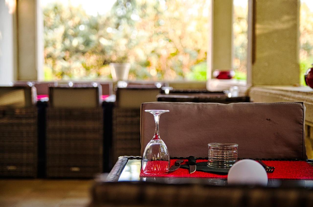 Hotel Restaurant Le Colombier Remoulins Εξωτερικό φωτογραφία