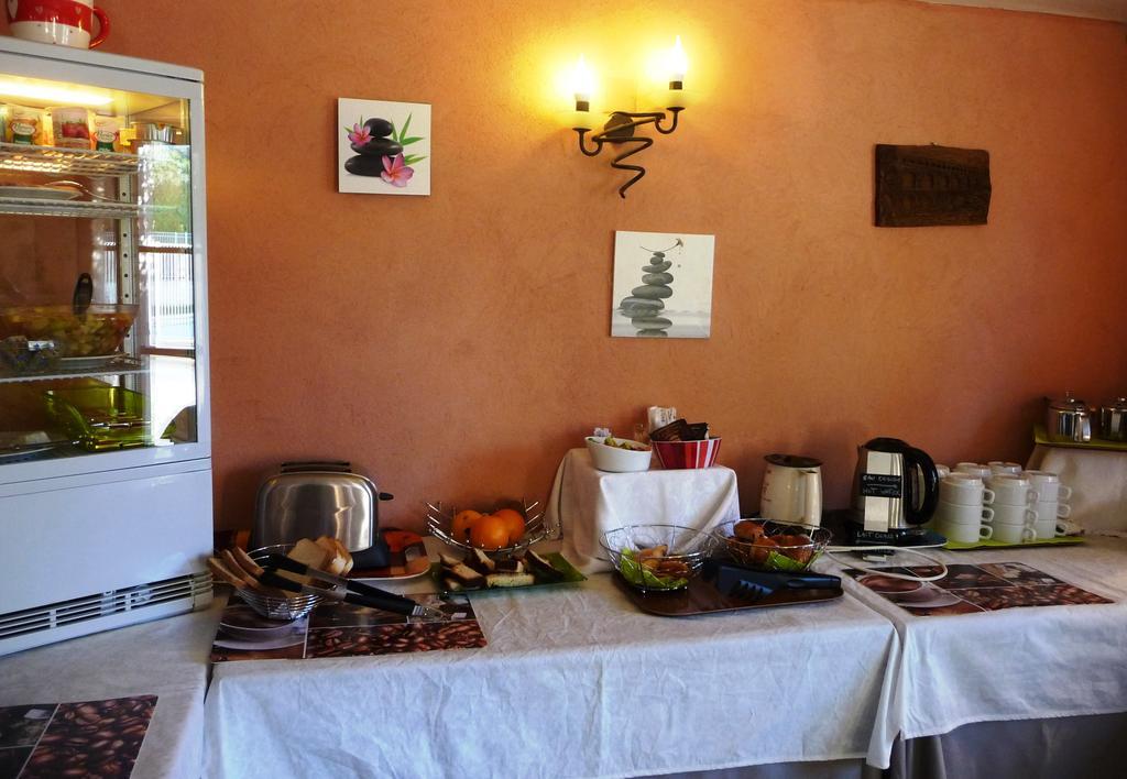Hotel Restaurant Le Colombier Remoulins Εξωτερικό φωτογραφία