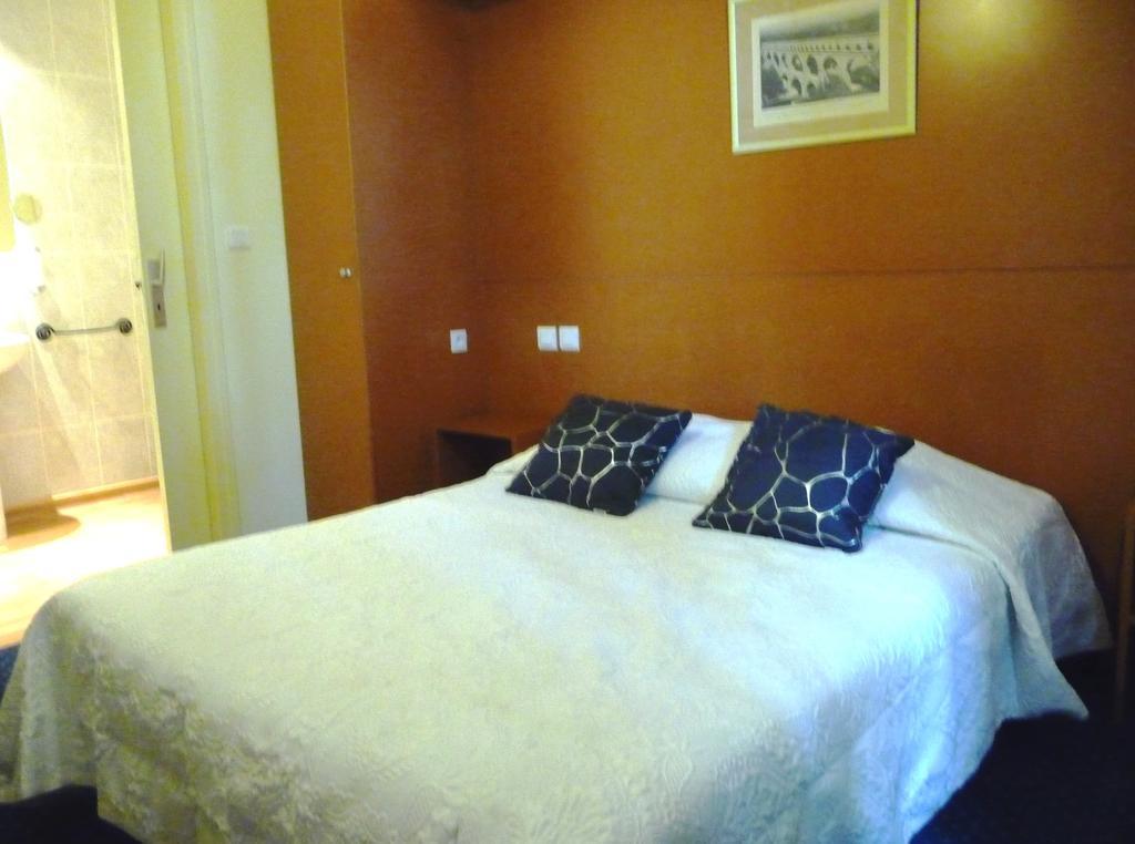 Hotel Restaurant Le Colombier Remoulins Εξωτερικό φωτογραφία